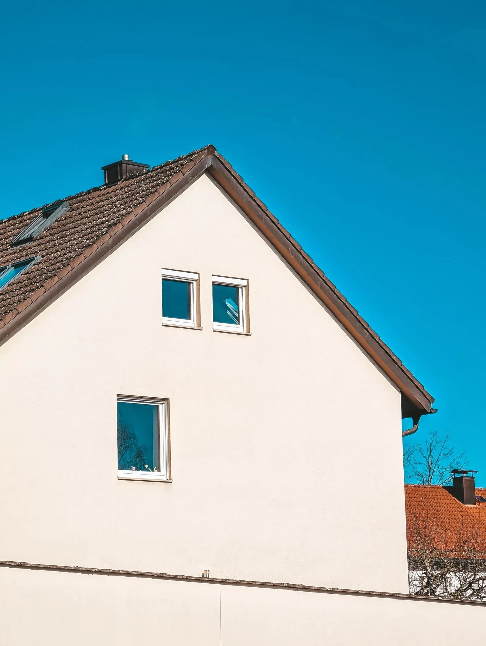Modernes Einfamilienhaus mit Satteldach in Bayern, Symbolbild für den Energieausweis beim Immobilienverkauf